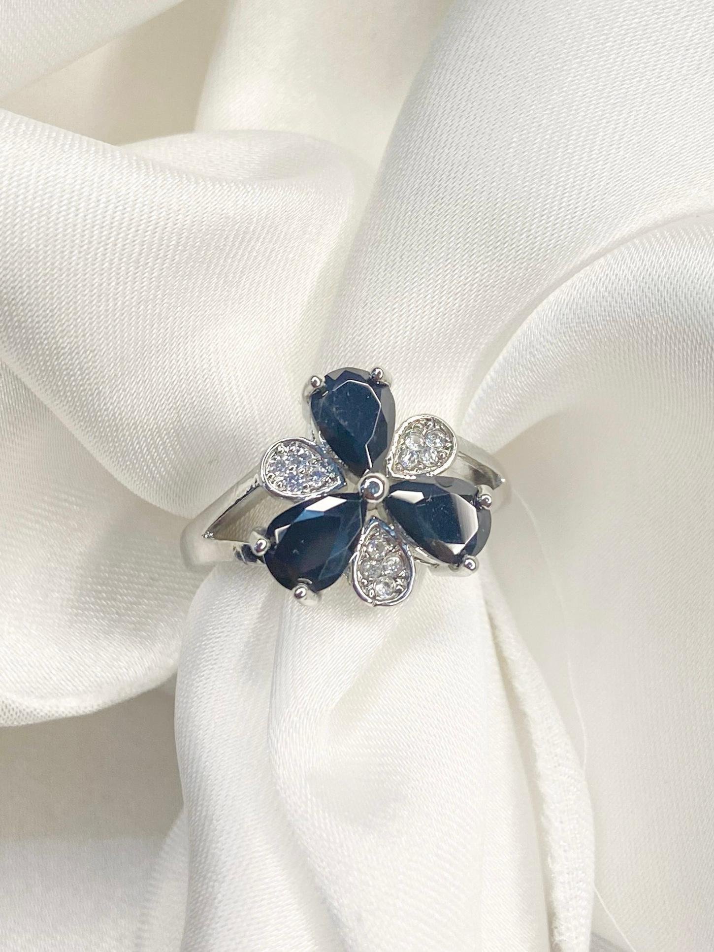 Black Three stone flower ring